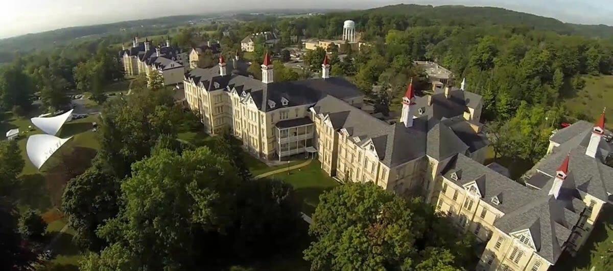 Condo On State Hospital Grounds! Traverse City Buitenkant foto