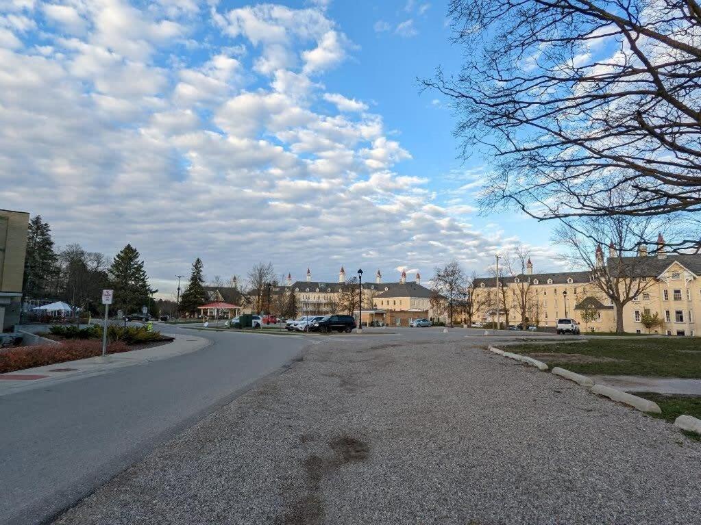 Condo On State Hospital Grounds! Traverse City Buitenkant foto