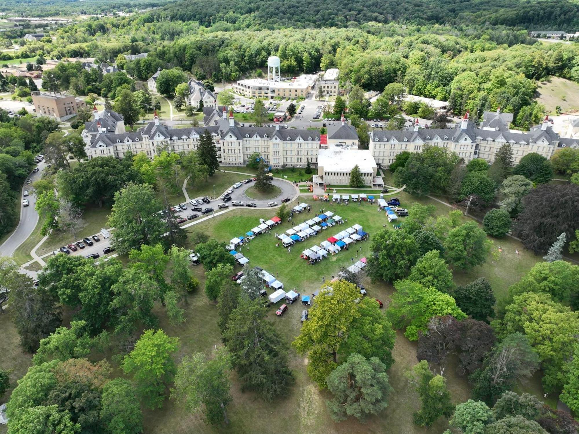 Condo On State Hospital Grounds! Traverse City Buitenkant foto